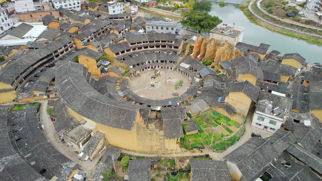 [Eng Sub] 福建漳州阙宁楼，一半破败不堪另一半还有人住，太不可思议了｜A dilapidated earthen building, where people still live