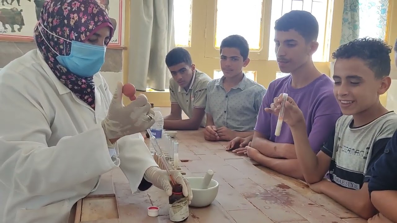 الكشف عن الليبيدات في مسحوق الفول السوداني باستخدام كاشف سودان ٤ مادة الأحياء للصف الأول الثانوى