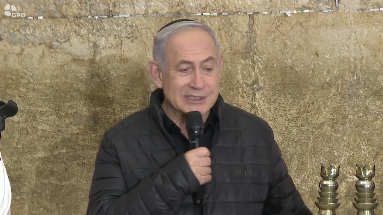 ראש הממשלה בנימין נתניהו ורעייתו שרה נתניהו הדליקו נר ראשון של חנוכה בכותל המערבי