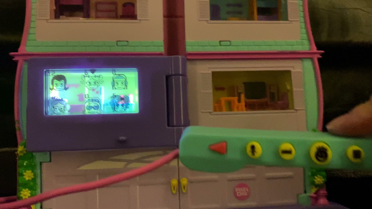 Pixel Chix Roomies house Gameplay