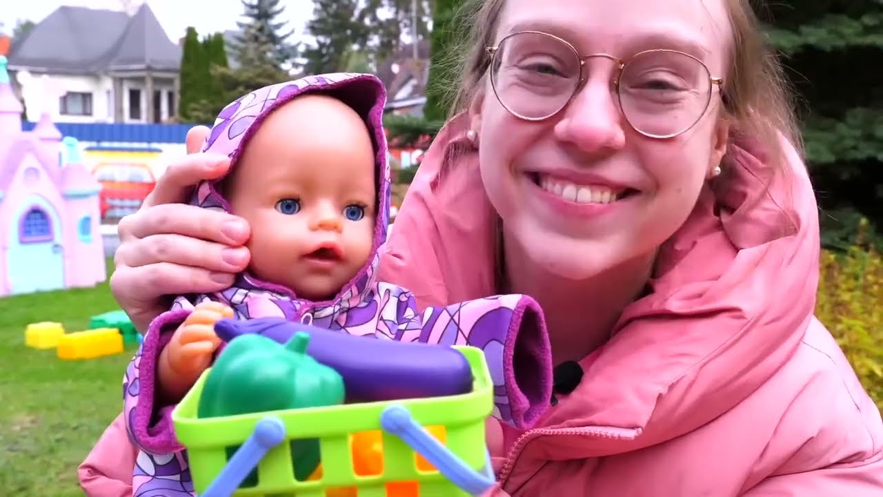 Baby Born -nukke leikkii leluilla ja leluvihanneksilla | Videoita lapsille