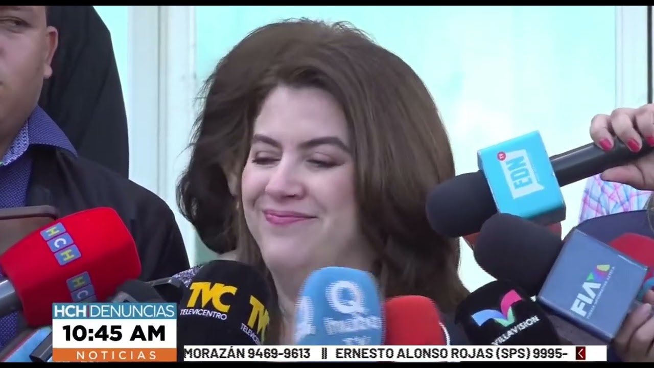 Cossette López se presenta a querellar a dos periodistas por calumnias e injurias contra su hija