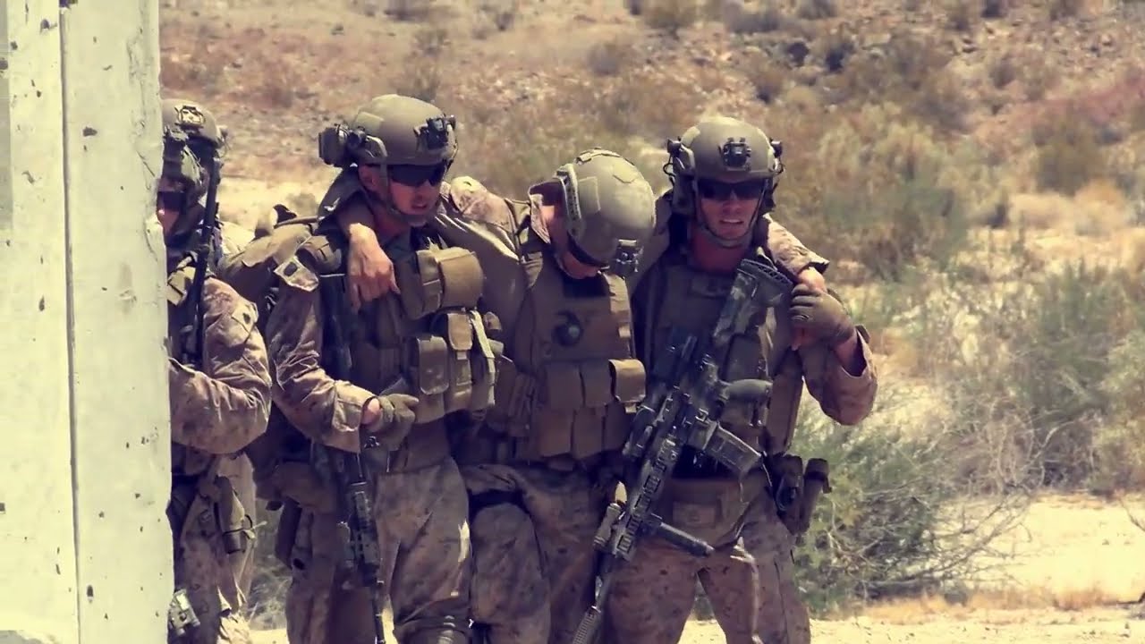 03:12 утра. Морские пехотинцы США отрабатывают боевые действия с воздуха и наземных целей.