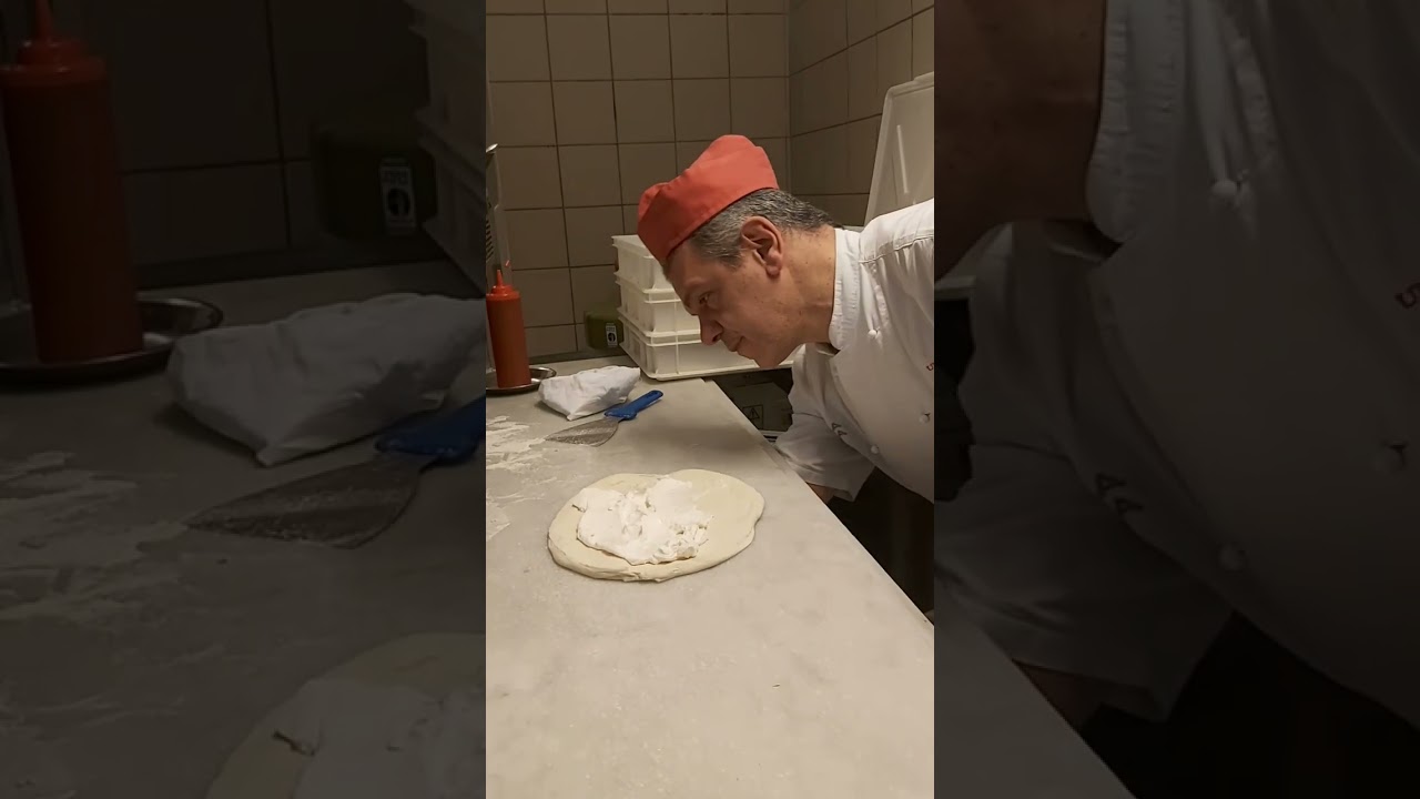 Calzone Napoletano - Pizzeria Umberto Napoli #italy #master #food