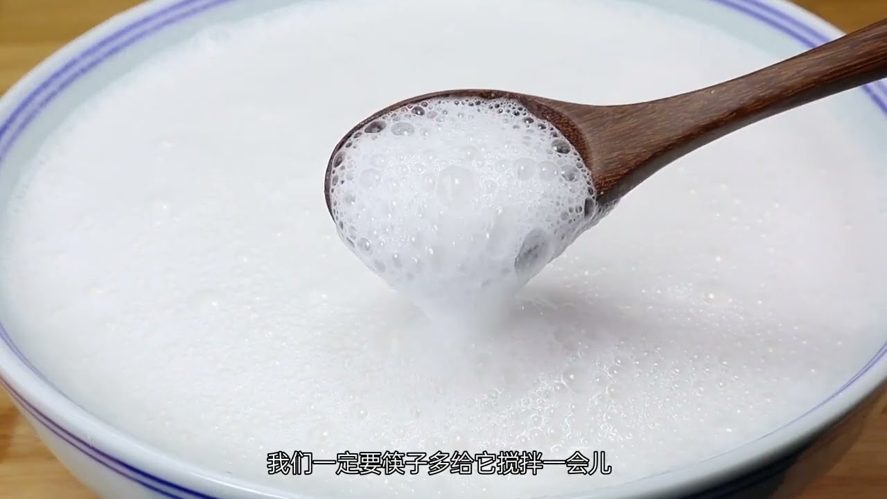 把大米倒入破壁机中，瞬间变凉皮，简单零添加，3分钟就学会