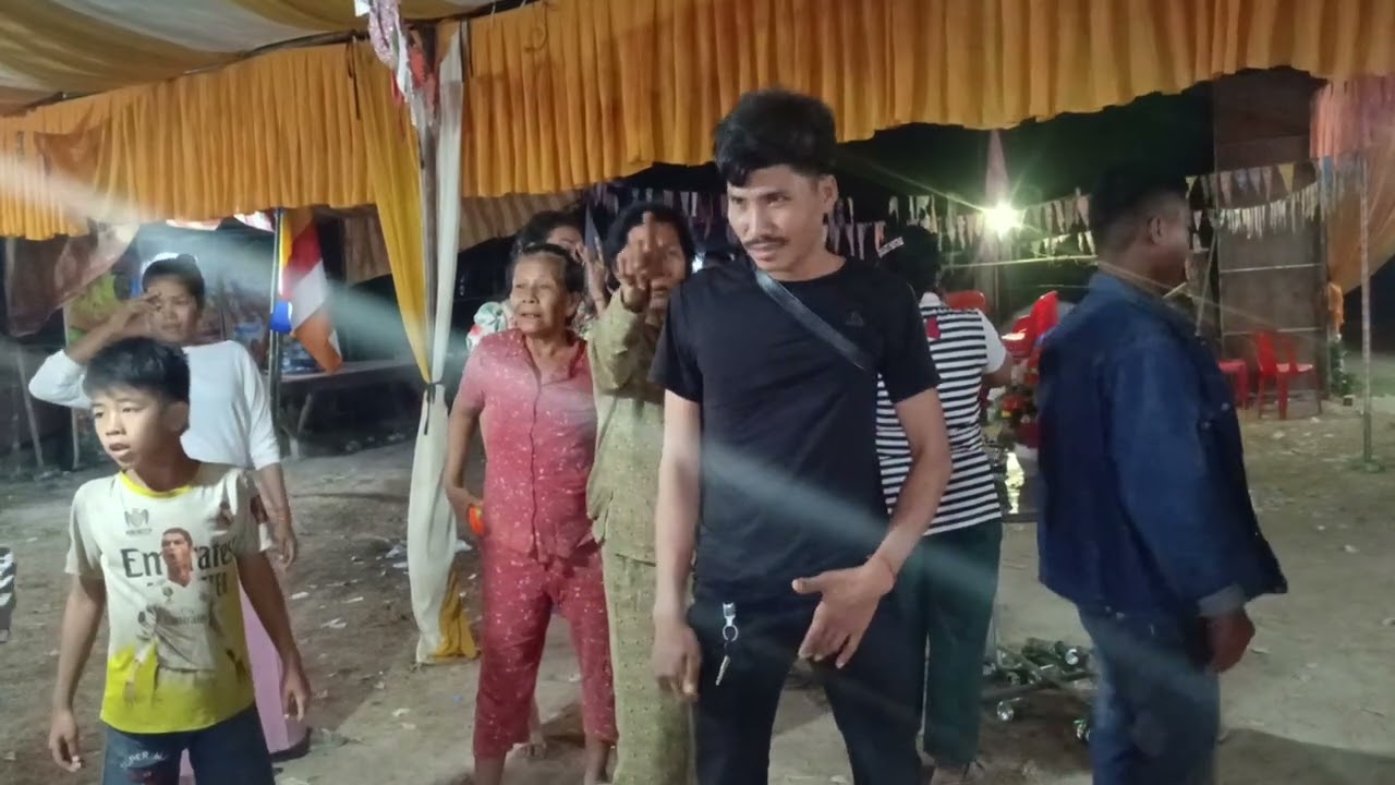 រាំលេងបែបបូរាណ