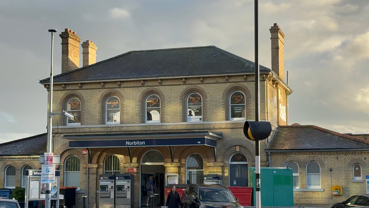 London - Walking in Beautiful Autumn season 😀 Kingston Hill, Wolverton Ac, Norbiton, Manorgate Rd