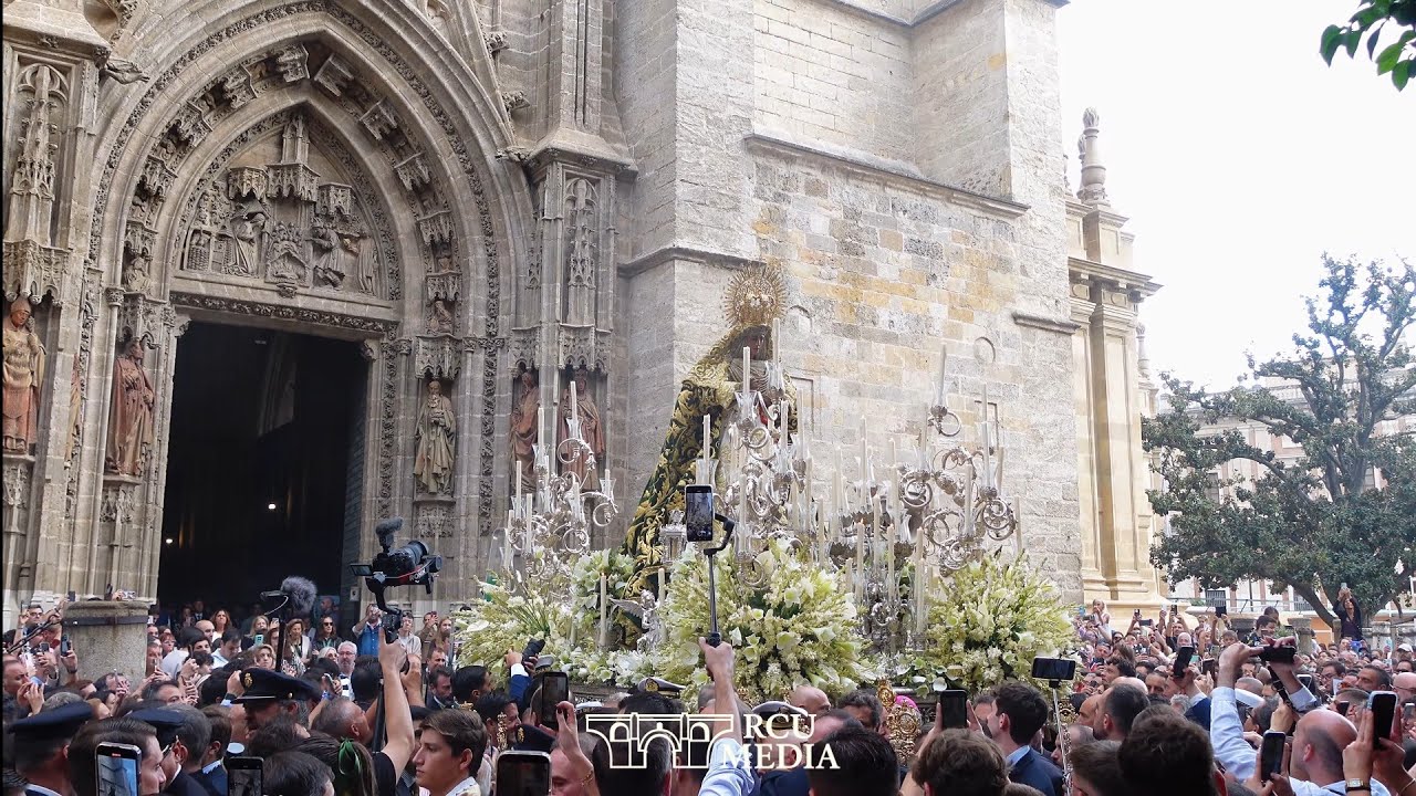 Salida de la Esperanza de Triana en su Procesión Triunfal | 1 de Noviembre 2025