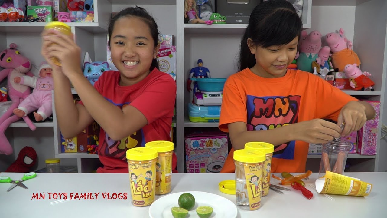 Thách Ăn Xúc Xích Lắc Kêu Vị Phô Mai - Ai Sẽ Bị Ăn Chanh - MN Toys Family Vlogs