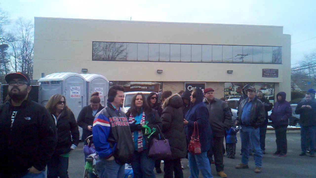 Hundreds of people waiting for Charlie's Hot Dogs