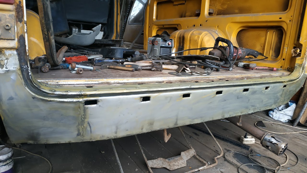 MB Sprinter.Сварка элементов задней панели под бампером и часть водостока крыши. 4#