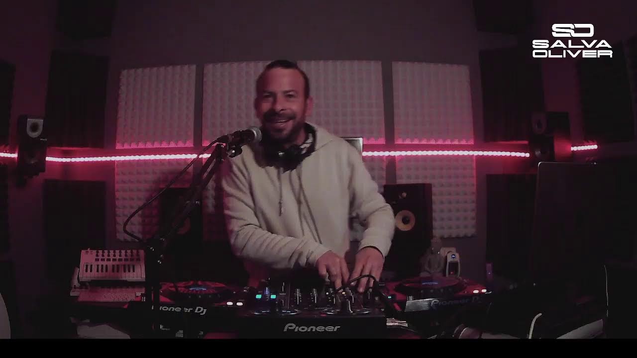 Emisión en directo de Salva Oliver  empezamos 2026 techno!  hoy con musica propia y mas artistas