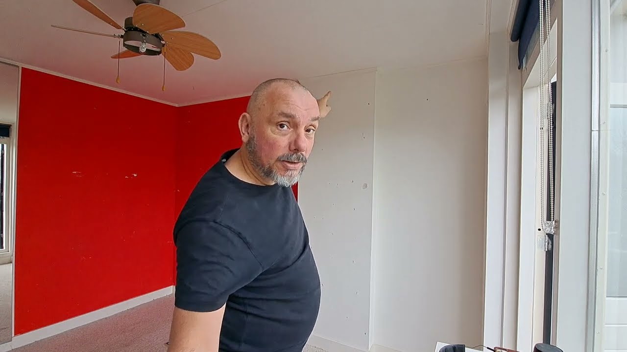 Schoorsteen afbreken en wand herstellen.