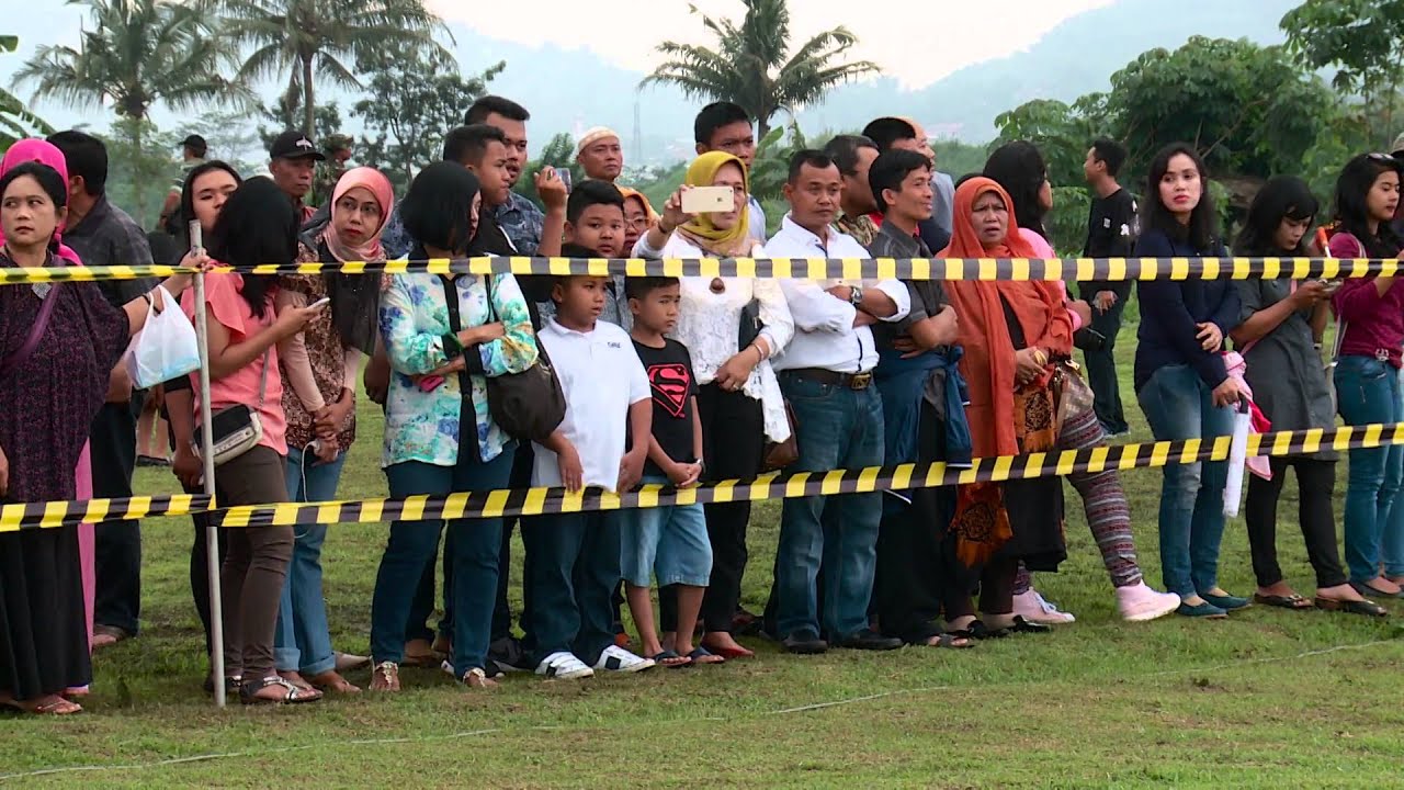 Ratusan Taruna Gelar Latihan Terjun Payung di Pusdikpassus Batujajar, Bandung - NET5