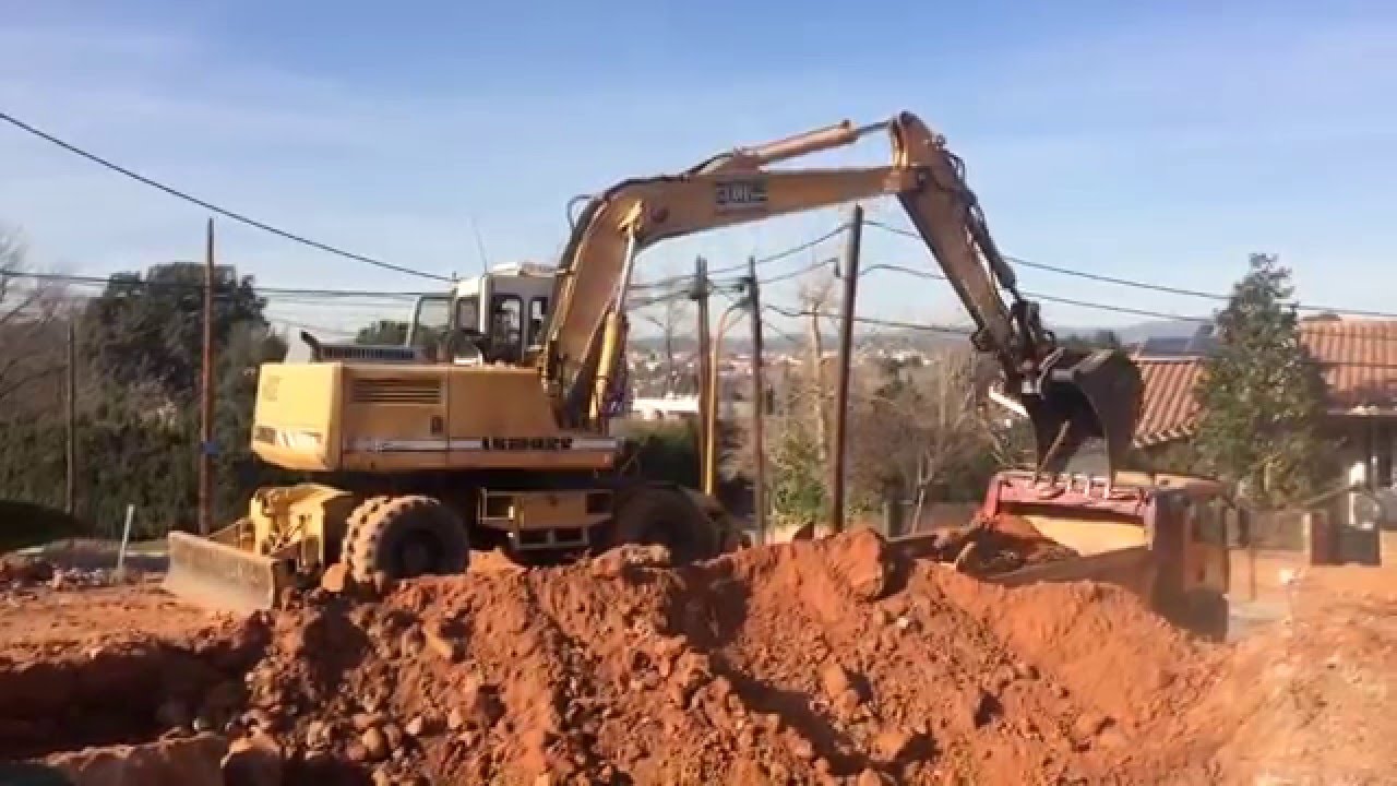 Liebherr 902 cargando Camion 3 ejes