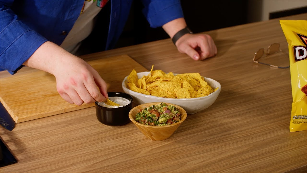 Doritos Συνταγή: Sour cream με μυρωδικά & Χωριάτικη Γουακαμόλε!