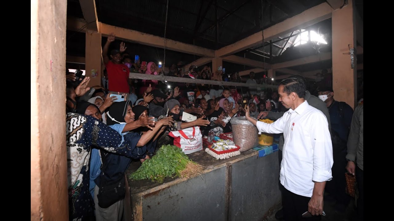 Presiden Jokowi Bagikan Bansos di Pasar Tual, 14 September 2022
