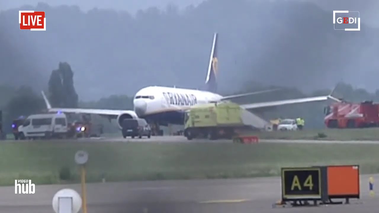 Bergamo, esplode lo penumatico di un aereo a Orio al Serio: scalo chiuso. La diretta
