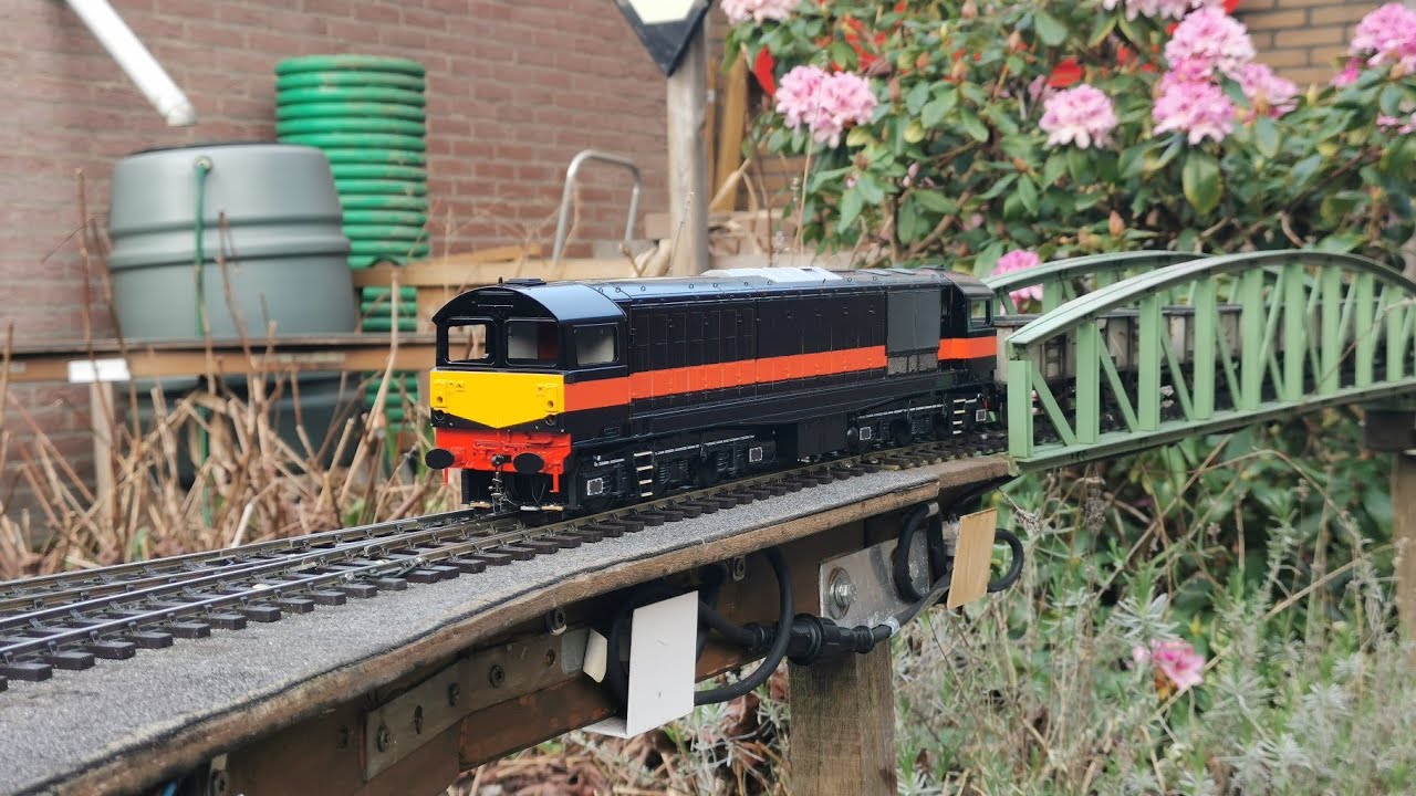 0 gauge in the garden; Class 58, ACTS 5814 first run.