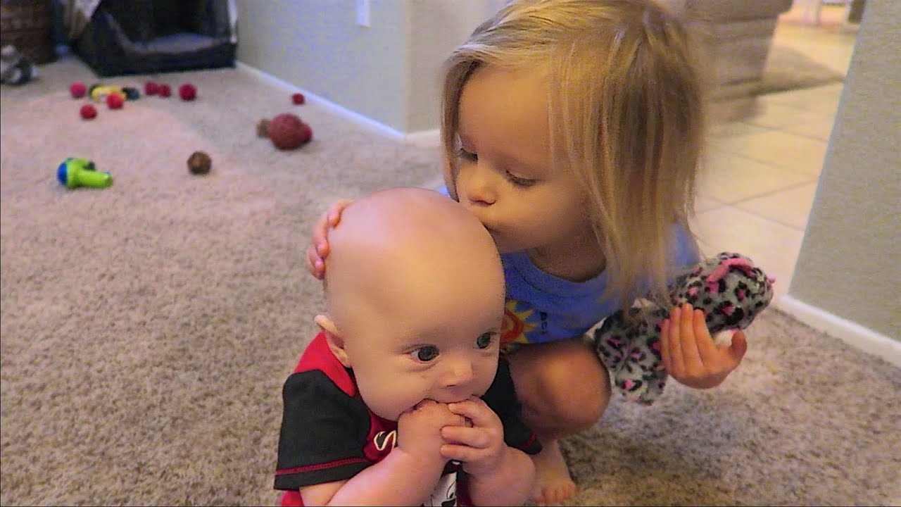 CUTE KISSING COUSINS!