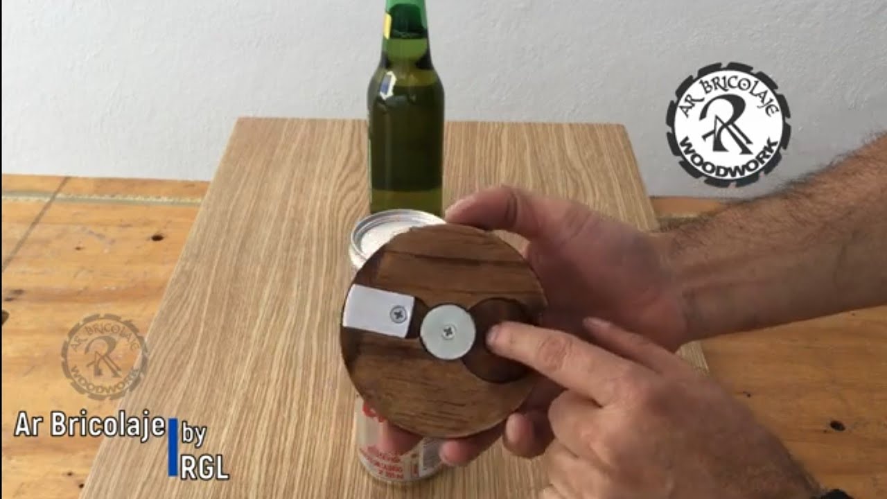 Destapador de botellas, latas y porta vasos de madera