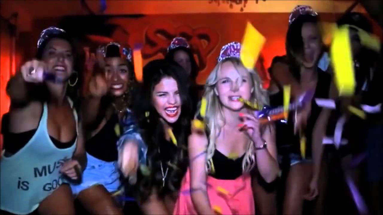 Me & My Girls - Selena Gomez (VIDEO)