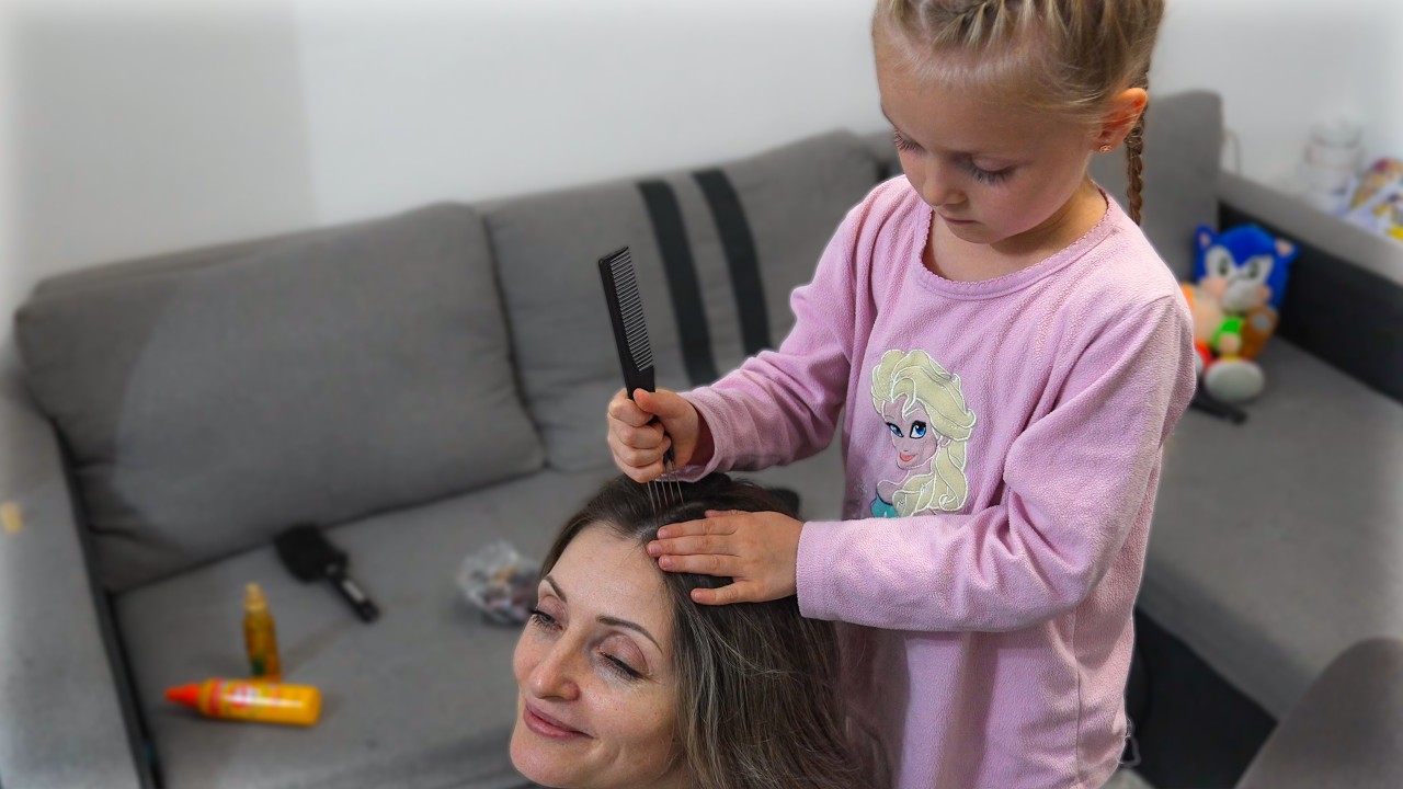 Mama ne face cosițe și păr ondulat! 👱‍♀️👧