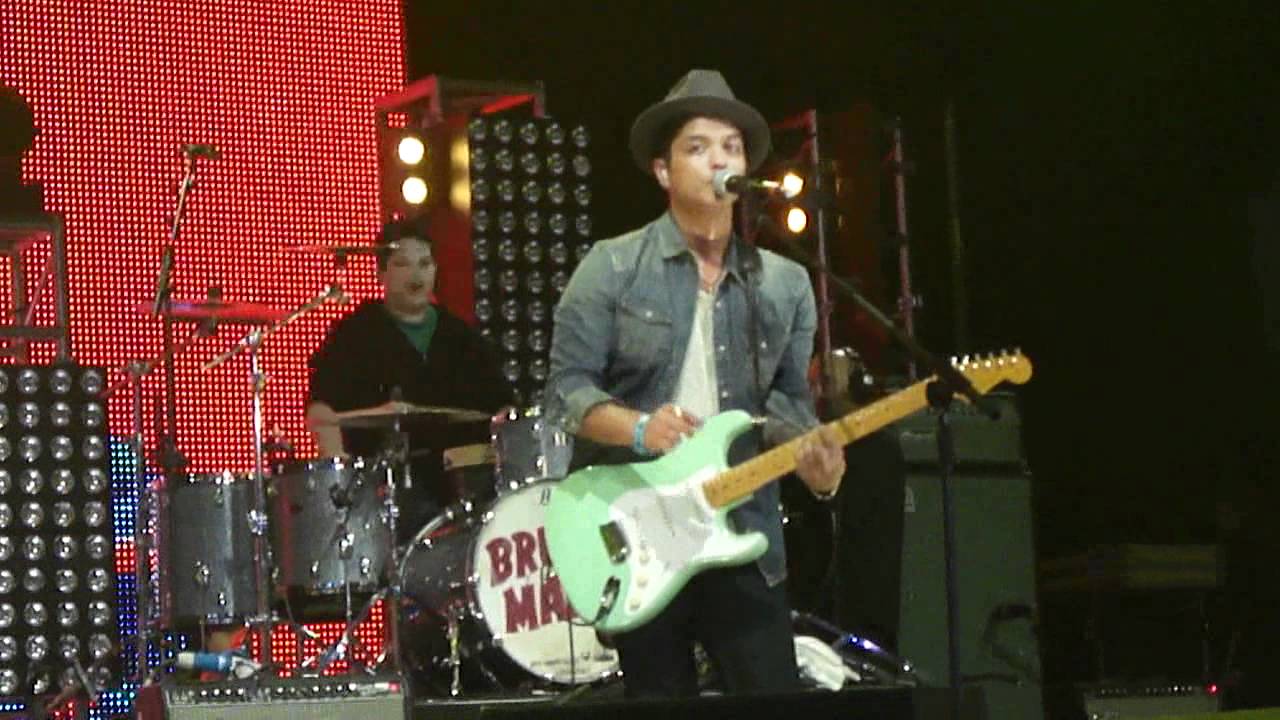 FRONT ROW!! Bruno Mars - The Lazy Song, Radio 1's Big Weekend, Carlisle (15.05.2011)