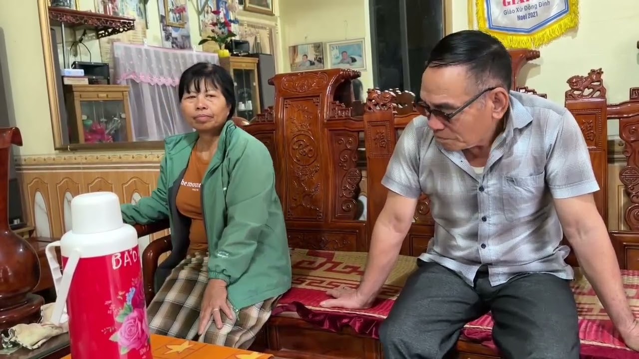 mụ liên hốt hoảng khi thấy ông hiếu về liền nói cô mai gọi sang