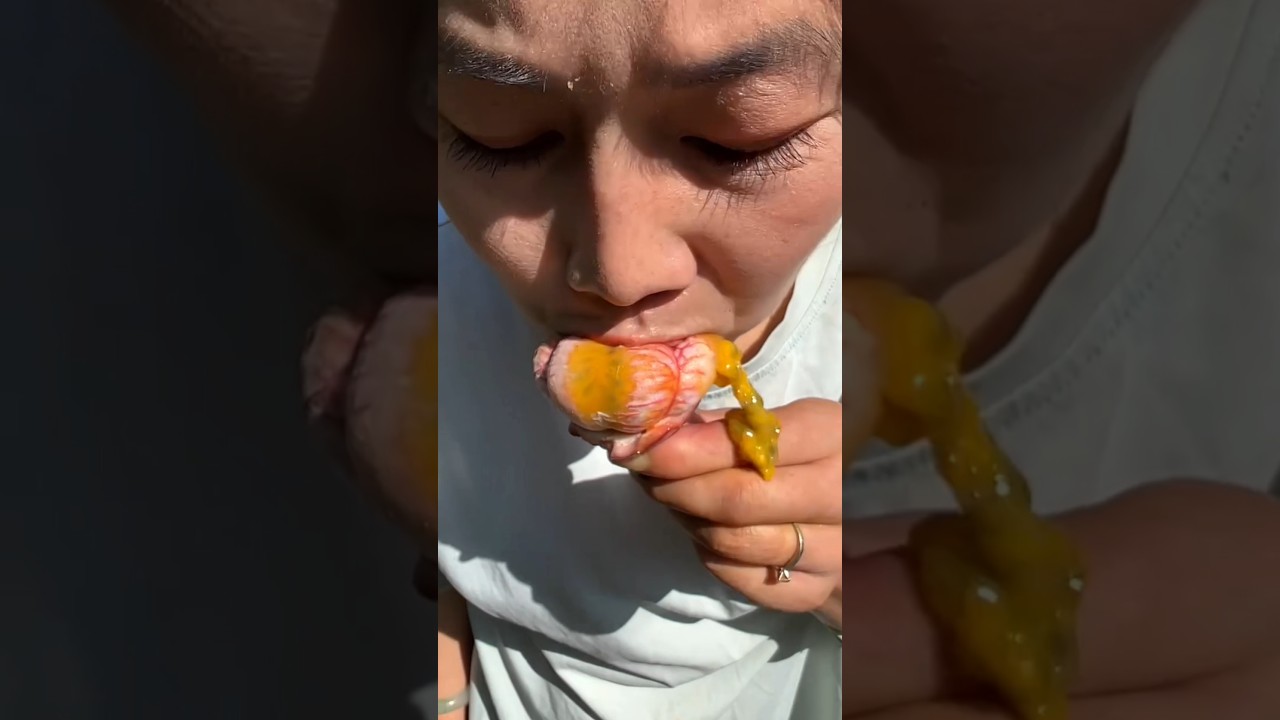 Ripe passion fruits are very enjoyable to eat | Yummy juicy fruit #passionfruit #fruit