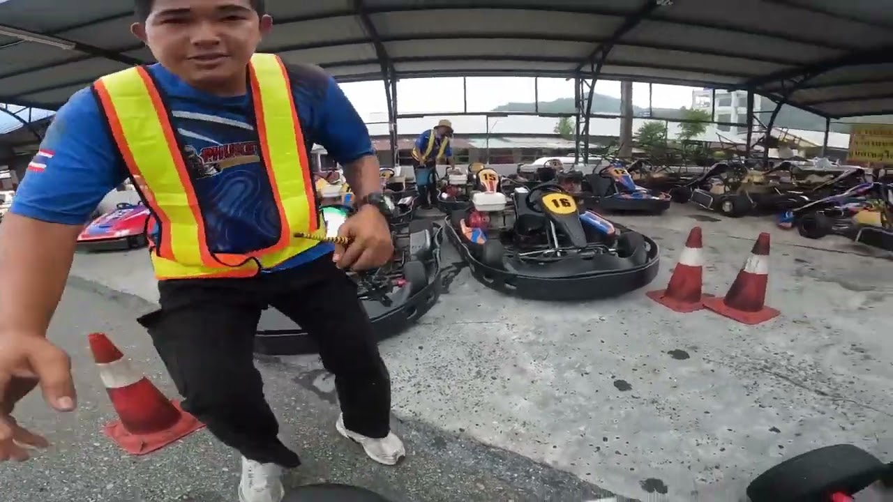 AUSSIE GUY REVIEWS FASTEST GO KARTS IN THAILAND !! ( Phuket speedway )