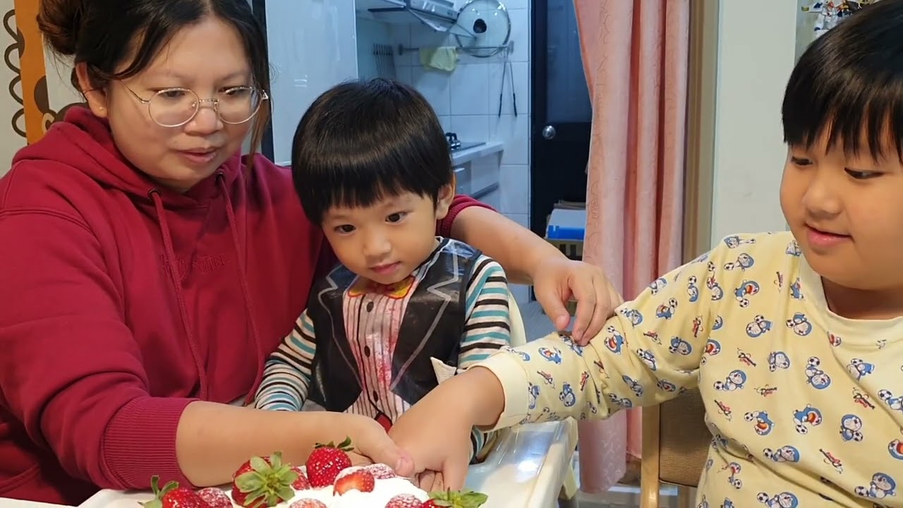 咚咚弟弟的三歲生日｜咚2y11m30d 桐9y8m30d