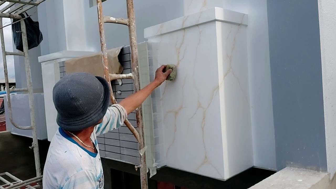 Painting to create a fake marble paint crack.Vẽ tạo vân nứt sơn giả đá cẩm thạch bằng một miếng mút