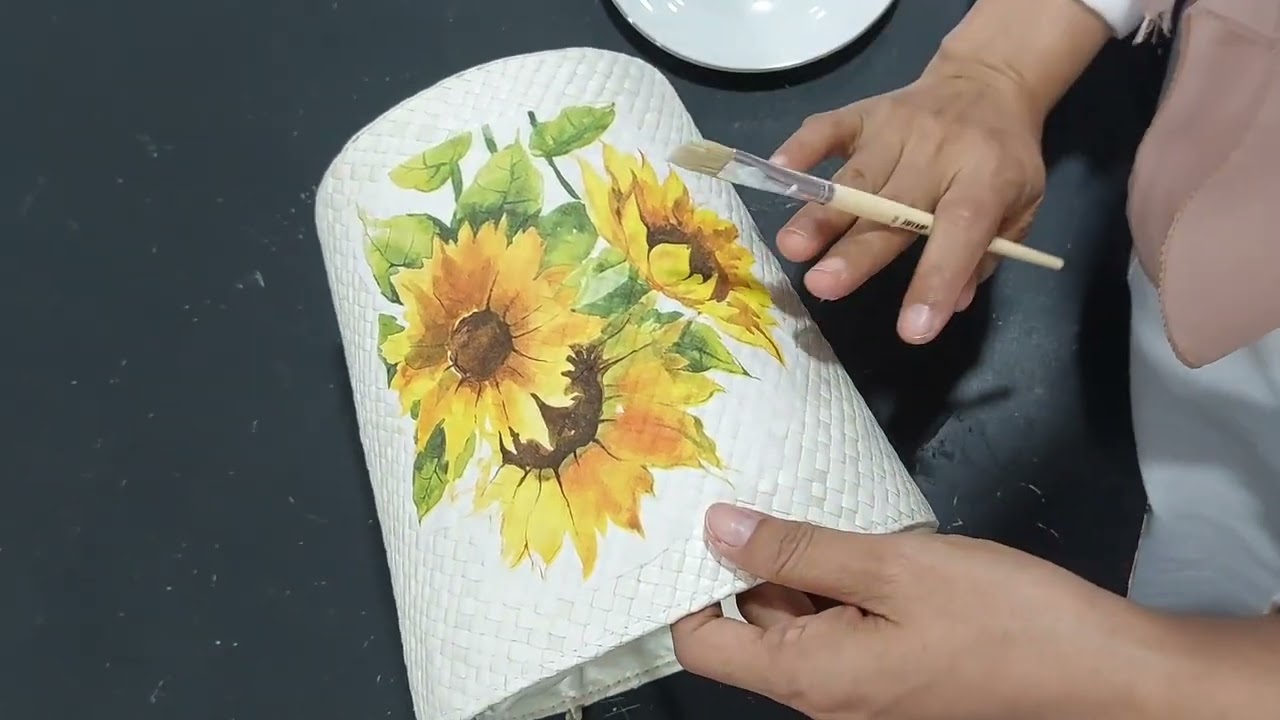 Pembuatan Hiasan Decoupage Pada Tas Anyaman Pandan