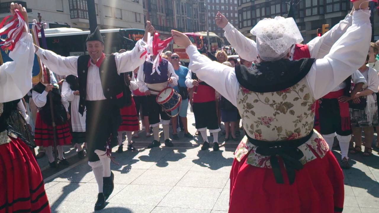 Jota Asturiana. Grupo Xiringüelu.  David Mendez e Isaac Suárez. Iglesia de Begoña