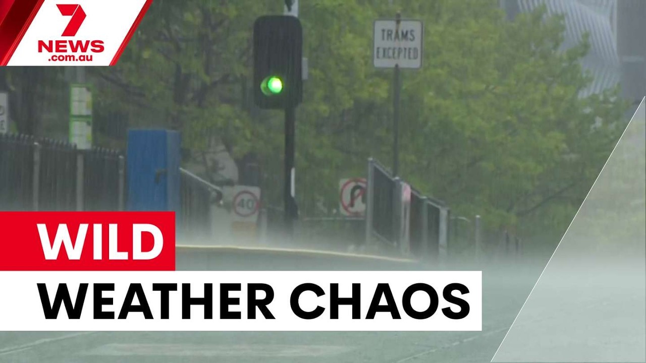 Flash flooding traps cars in Melbourne underpass | 7NEWS