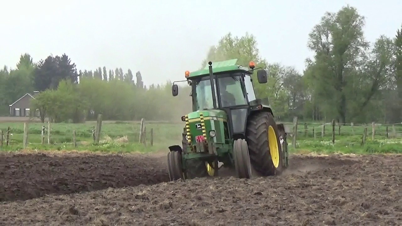 Landb. Van Holle - Assenede ploegen met John Deere 3040 en Aerts ploeg