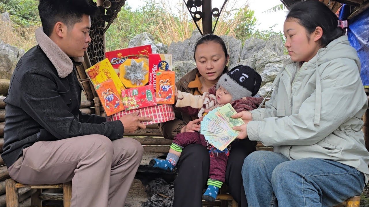 Heartwarming gifts for single mothers from electricians and teachers - Ly Tu Nhi 