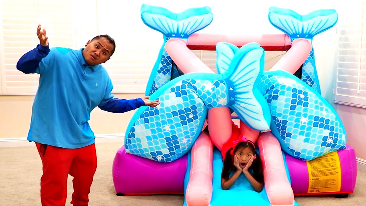 Wendy juega en una gigante casa de juegos inflable | Playhouse de la Sirenita