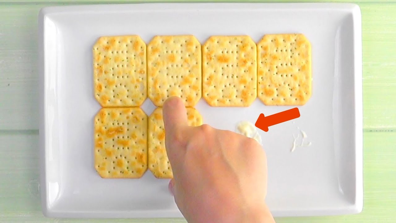 Collez 8 TUC avec de la mayonnaise dans l'assiette ! Les 6 oeufs rendent le tout délicieux.