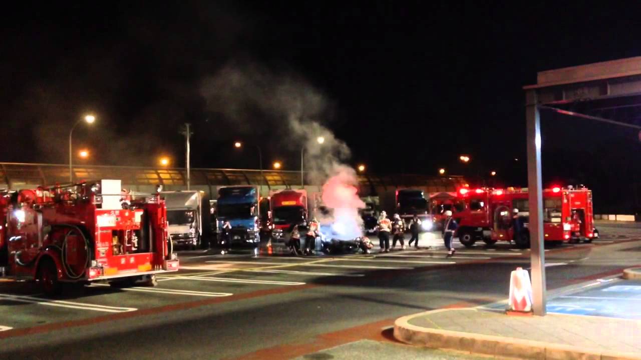桂川パーキングエリアで車が炎上
