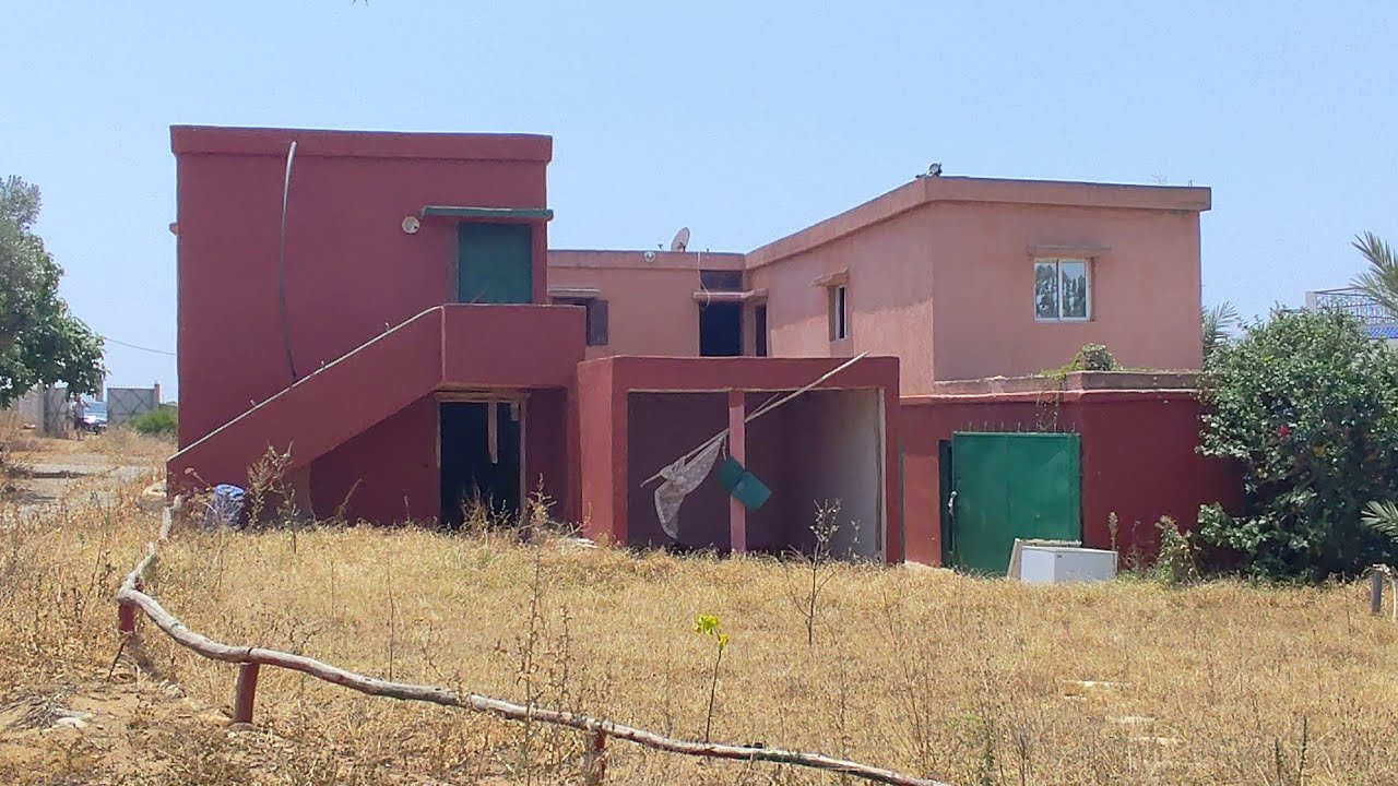 ضيعة بين بوزنيقة و بنسليمان محفظة و مجهزة بثمن جذا مناسب مساحتها 3000متر هوتة 🏡🌲🌳👍