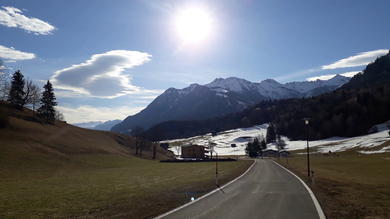 Null Komma Nichts - Der Mann mit der Ledertasche