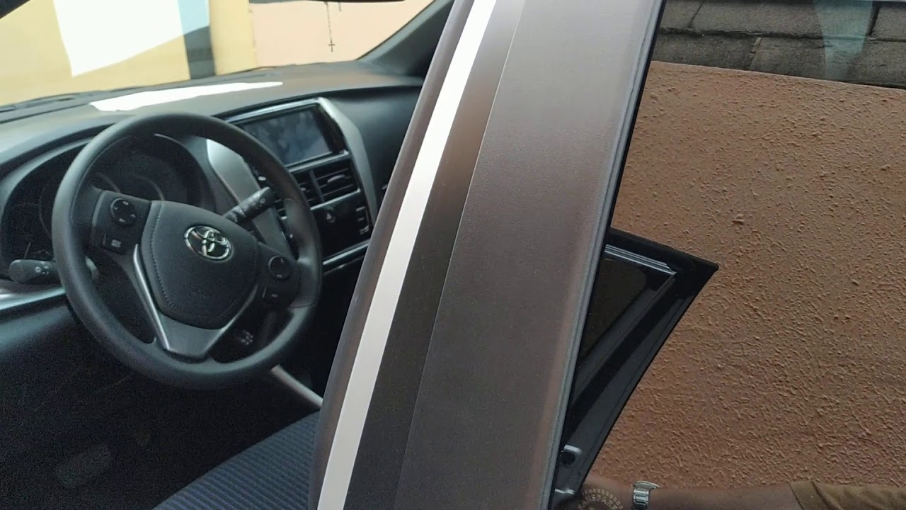 Qual o nome da cor do Toyota Yaris 2020 prata?