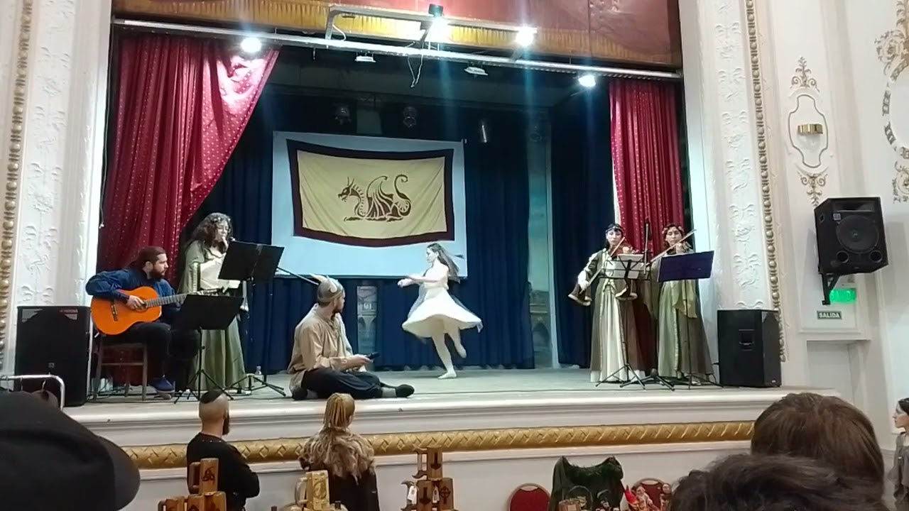 Galierin con la Compañia de Danzas Ignis Vis en la Aldea Medieval en Salamanca, 9 de octubre de 2022