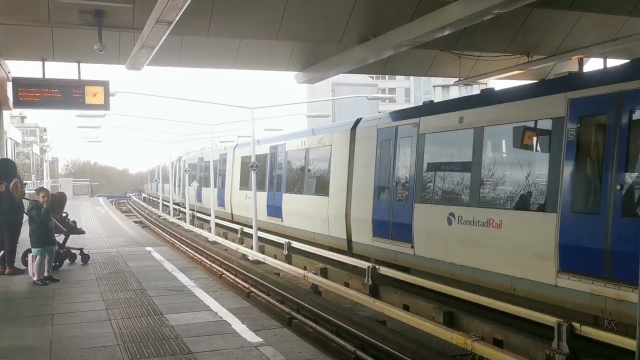 Randstad Rail Metro vertrekt van Station Maashaven Rotterdam