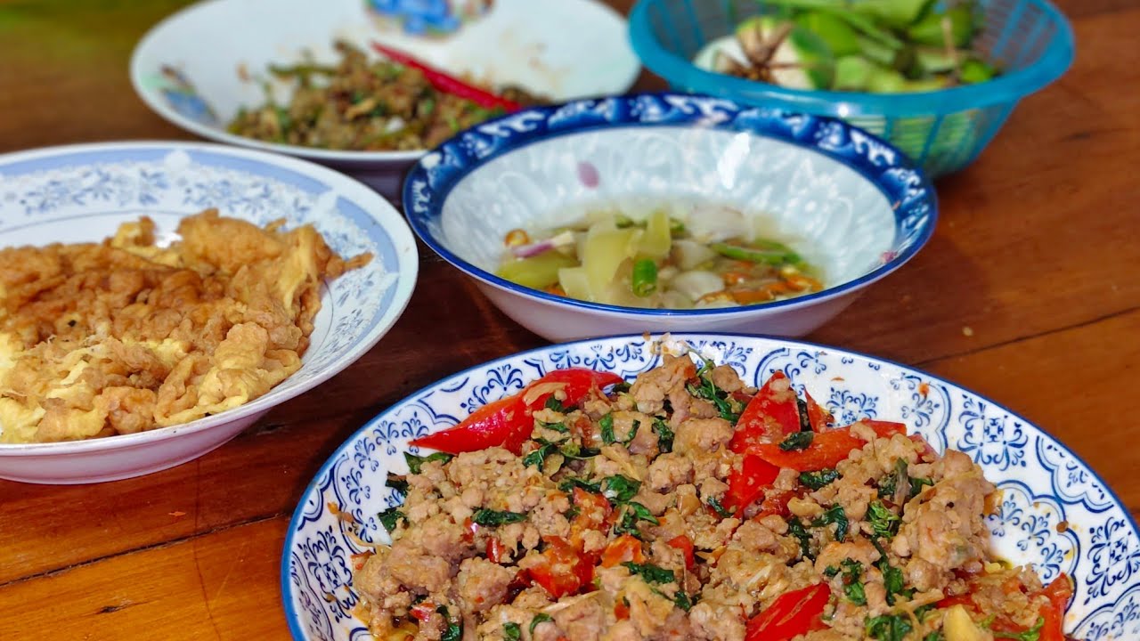 กินข้าวกระเพราหมูสับ ไข่เจียว ลาบปลา กันครับ