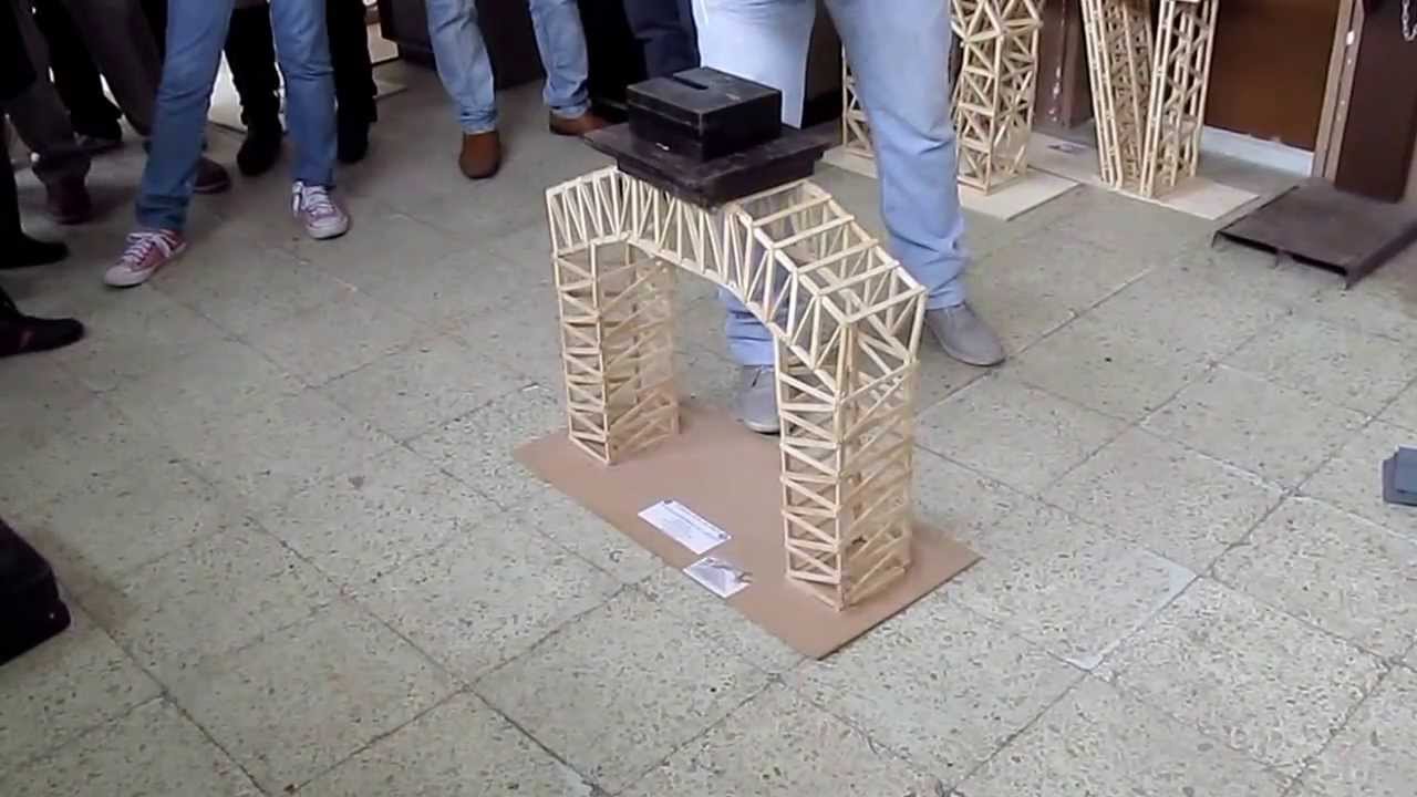 Ensayo De la primera Estructura a escala elaborado con Palitos de Helado