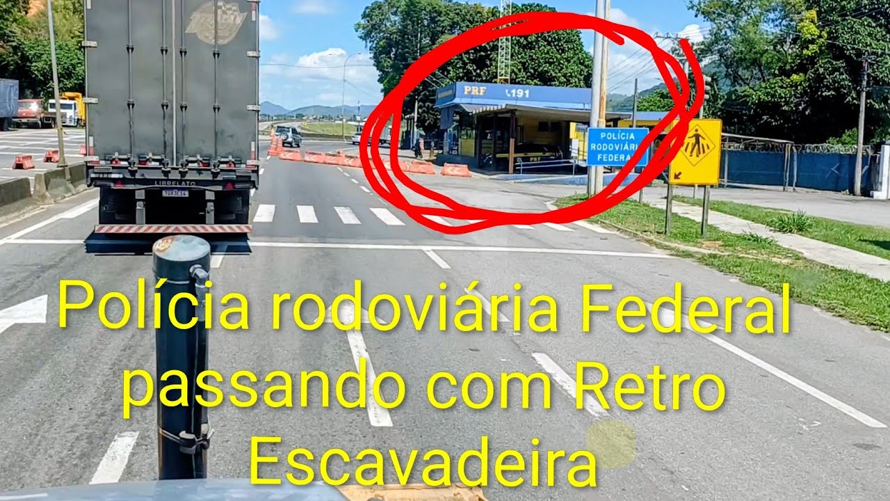 Passando de frente a Polícia Federal com a retroescavadeira de março de 2026