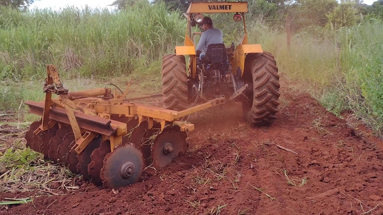 Valmet 88 no preparo de solo com grade Baldan 18x28